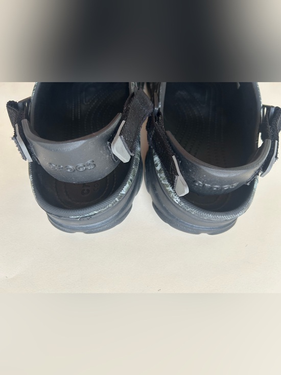 CROCS men’s Black Marble Slip-On Clogs with Jibbitz Charms size 11